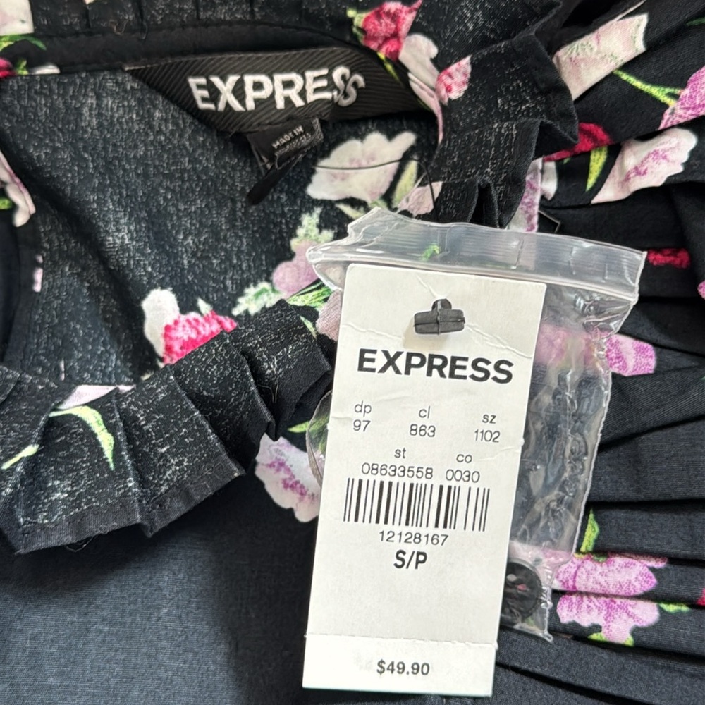 Express Black Ruched Floral Sleeveless Blouse - Picture 6 of 7